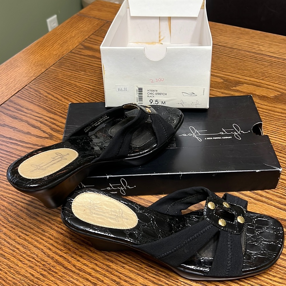 Soft Style chick stretch, Black sandal size 9.5